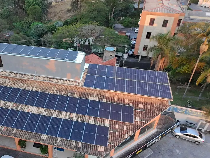 Painéis solares em telhado comercial em Campinas