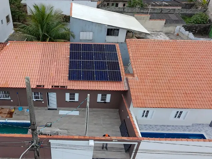 Painéis solares em casa no Palmeiras II, Itanhaém