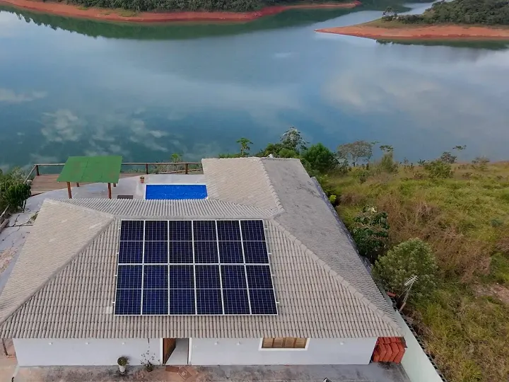Casa com painéis solares às margens da represa em Santa Branca