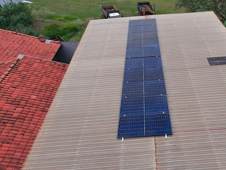 Fileira de painéis solares em propriedade rural em Taquarituba