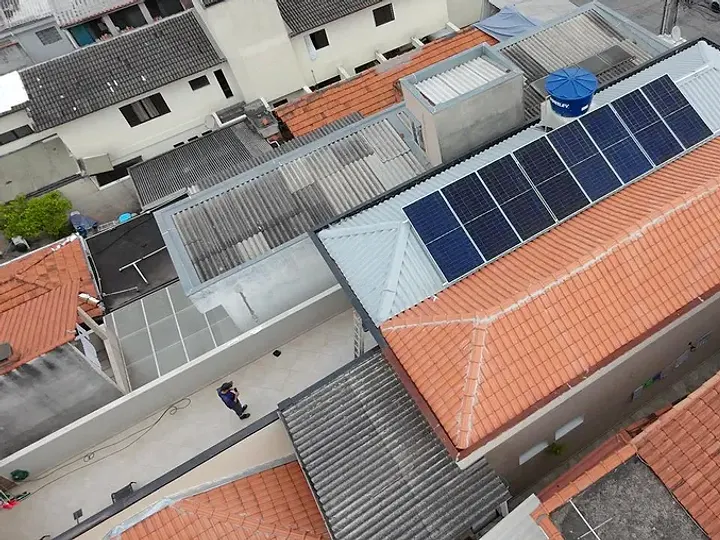 Painéis solares em casa na Vila Califórnia